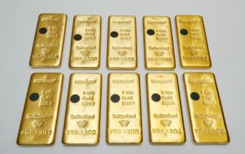 الذهب يتمسك ببريقه ويستقر فوق مستوى 1800 دولار