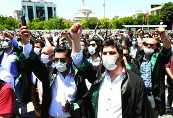 أردوغان يوجه ضربة لاستقلال القضاء بقانون جديد لنقابات المحامين