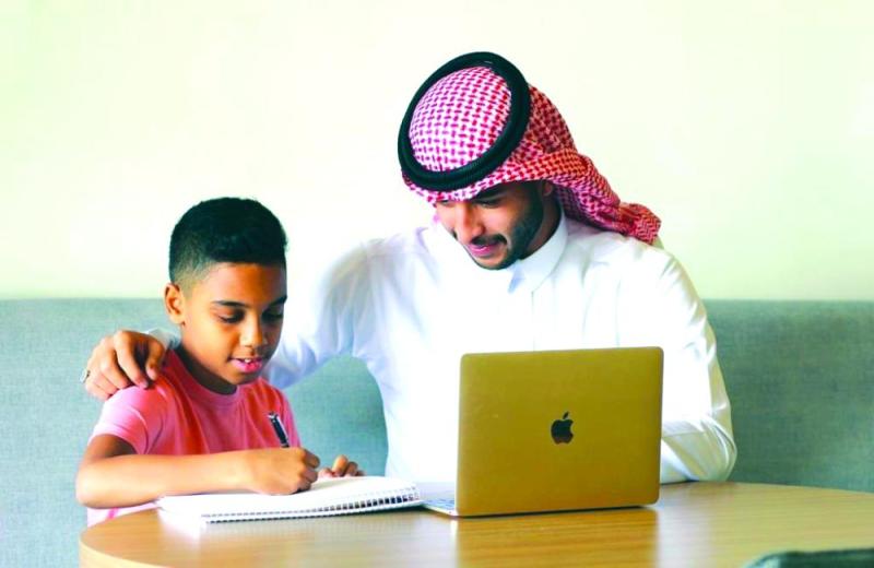 6 ملايين طالب وطالبة.. والموظفون «يعودون بحذر» اليوم