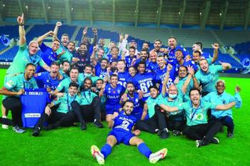الهلال.. عاشق الذهب