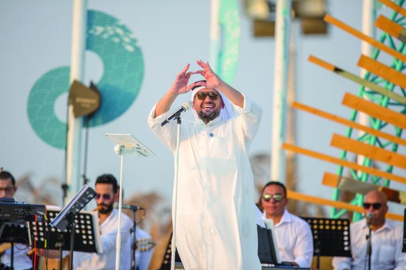 «الجسمي» يحتفل «بالبنط العريض» على شاطئ الرأس الأبيض