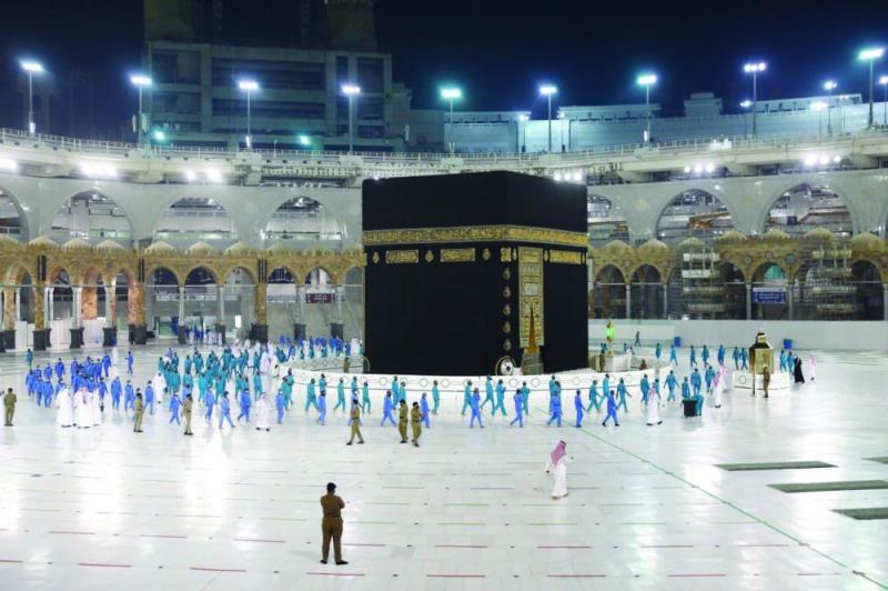 ملصقات «تباعد» بصحن المطاف في «تجربة العمرة»