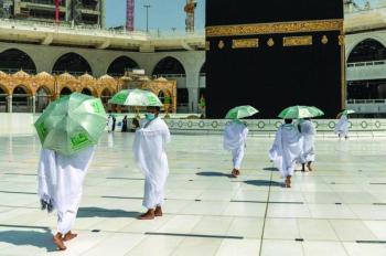 «شؤون الحرمين» توزع مظلات لحماية المعتمرين من حرارة الشمس