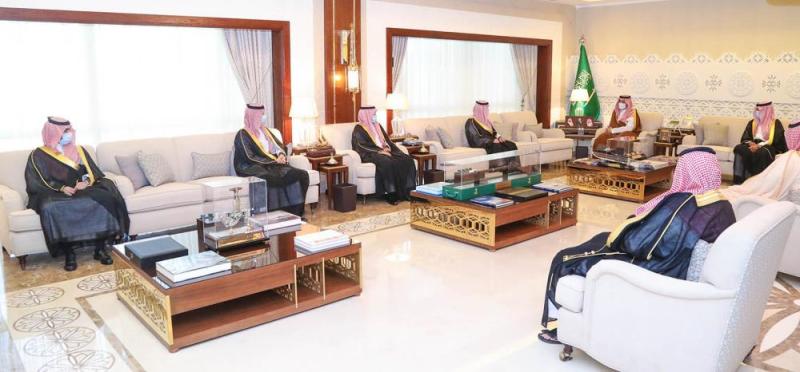 نائب أمير الشرقية يلتقي رئيس نادي القادسية وأعضاء المجلس