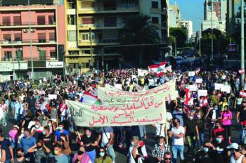 بعد مرور عام.. اللبنانيون يؤكدون استمرار انتفاضتهم ضد السلطة الحاكمة