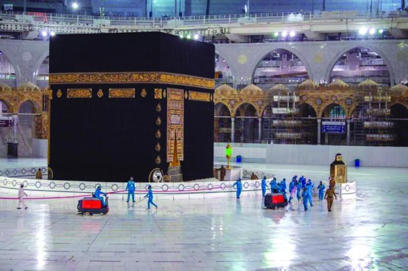 4 آلاف عامل لتطهير وتعطير المسجد الحرام