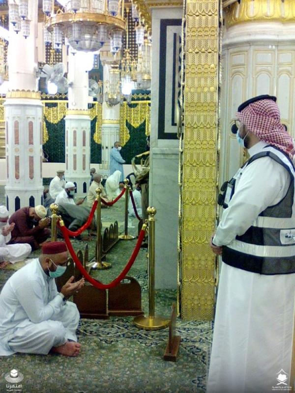 أول فوج من معتمري الخارج يصلي في الروضة الشريفة