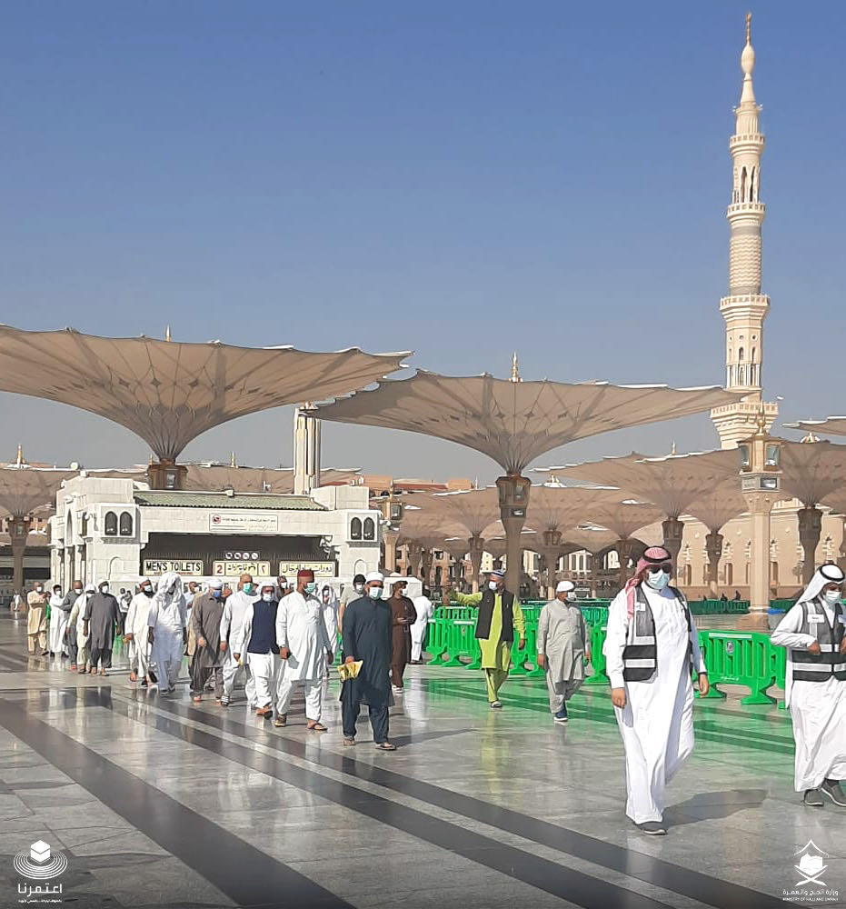 أول فوج من معتمري الخارج يصلي في الروضة الشريفة