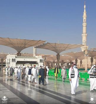 أول فوج من معتمري الخارج يصلي في الروضة الشريفة