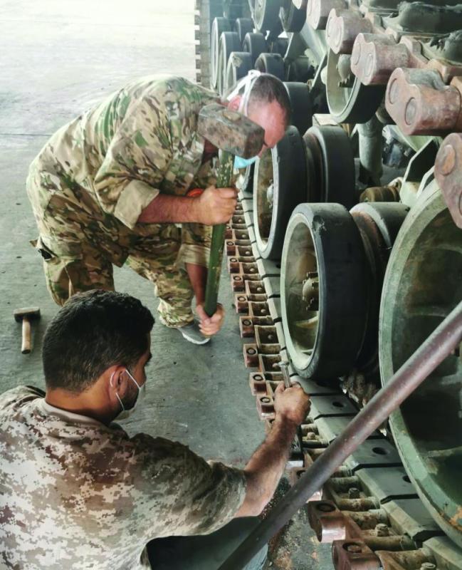 صورتان نشرتهما وزارة الدفاع التركية.. تظهران الدعم العسكري لميليشيات «الوفاق»