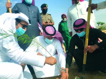 «لنجعلها خضراء» تزرع 12 ألف شجرة بالخفجي