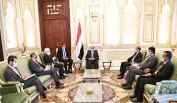 هادي يطلع غريفيث على تدخل إيران الفاضح باليمن