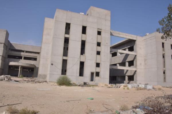 المباني الحكومية المهجورة مأوى المخالفين.. ومرمى للنفايات