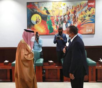 قطان يستعرض العلاقات الثنائية مع رئيس وزراء السودان