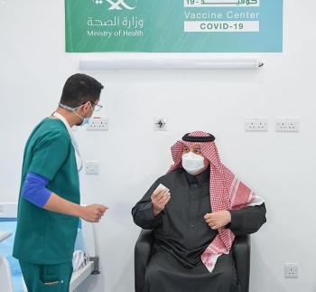 أمير الحدود الشمالية يتلقى الجرعة الأولى من لقاح كورونا