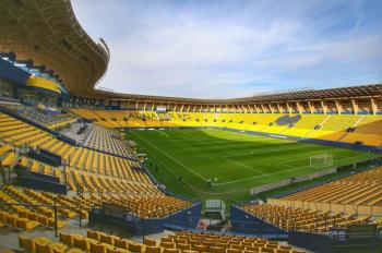 ملعب الجامعة يسعد النصراويين