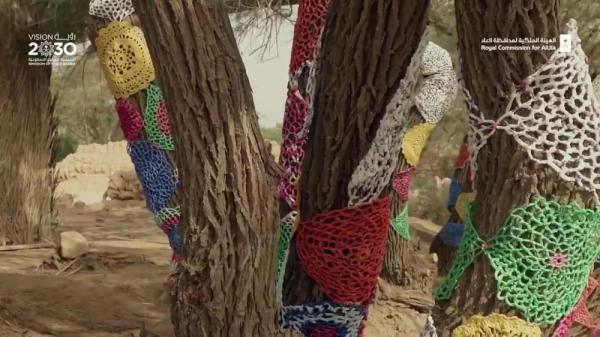 55 حرفية يحوّلن 12 ألف كيس نايلون إلى عمل فني في العلا