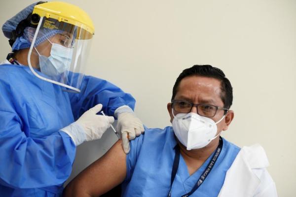 إيطاليا تهدد العاملين بالصحة الرافضين للقاح بـ«الوقف عن العمل»