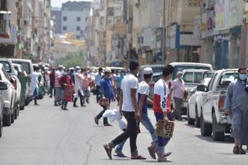 «صبيخة الخبر».. تكدسات العمالة بؤر لتفشي كورونا
