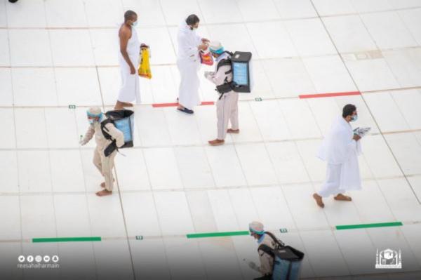 ٣٨ ألف لتر ماء زمزم توزع ساعة الإفطار يومياً بالحرم