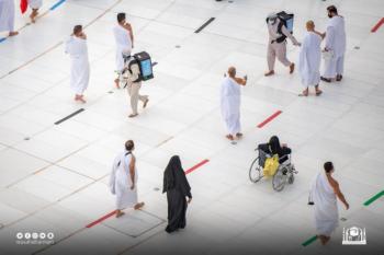 ٣٨ ألف لتر ماء زمزم توزع ساعة الإفطار يومياً بالحرم