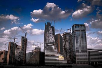 ولي العهد يؤسس منهجا للتطوير المستدام في قطاع الإسكان