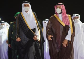 ولي العهد يستقبل أمير قطر بمطار الملك عبدالعزيز