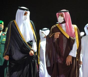 ولي العهد يستقبل أمير قطر بمطار الملك عبدالعزيز