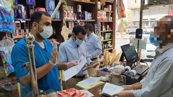 إغلاق محل بالدمام بعد ضبط أغذية فاسدة بداخله
