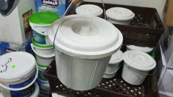إغلاق محل بالدمام بعد ضبط أغذية فاسدة بداخله
