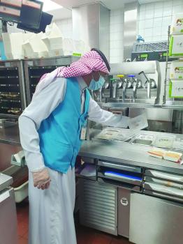 83 مخالفة لـ «الاحترازات» في يوم