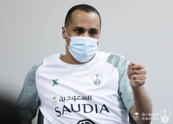المحياني يجتمع بالأجهزة الفنية بالأهلي