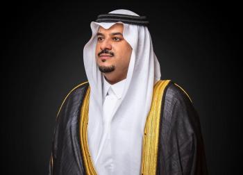 نائب أمير الرياض يؤدي صلاة الميت على الشهيد عايض القحطاني