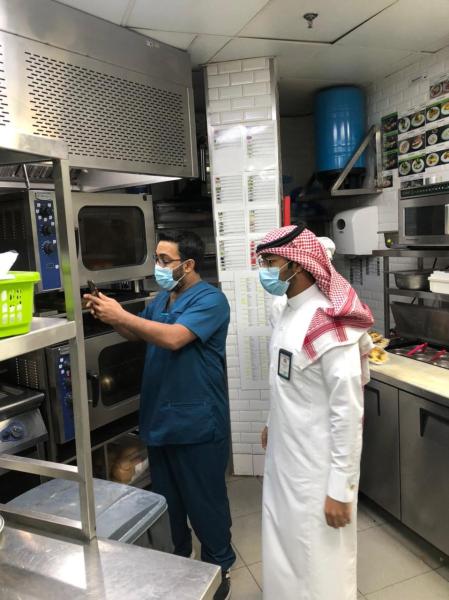 إغلاق 11 منشأة وضبط 77 مخالفة للاحترازات بالشرقية