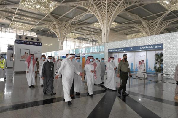 رئيس الطيران المدني يطلع على تطبيق «الاحترازات» بمطار المدينة 