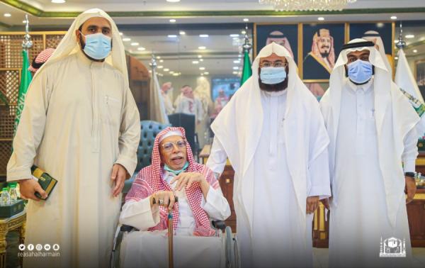 السديس يكرم شيخ مؤذني المسجد الحرام «علي ملا» ومساعديه