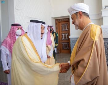 الملك يستعرض العلاقات التاريخية وآفاق التعاون مع سلطان عُمان