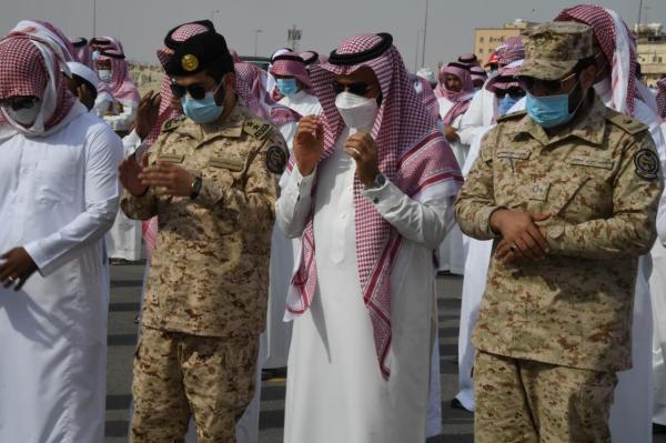وكيل الأحساء يؤدي صلاة الميت على الشهيد 