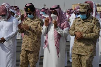 وكيل الأحساء يؤدي صلاة الميت على الشهيد 