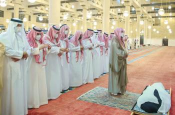 أمير الرياض يؤدي صلاة الميت على الأميرة نوف بنت خالد
