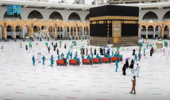 تعقيم وتطيهر صحن المطاف استعداداً لاستقبال ضيوف الرحمن