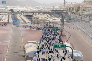 الحجاج يكملون رمي الجمرات ثاني أيام التشريق