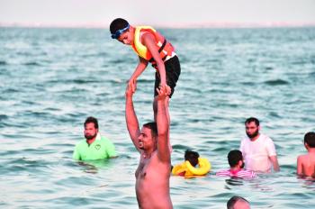 عيد الشرقية الفرحة ترتسم على الوجوه بالشواطئ والمتنزهات