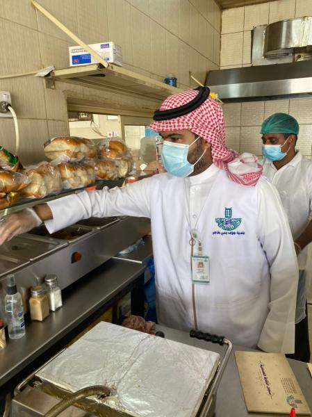 1060 جولة تغلق 6 أنشطة تجارية بالأسواق