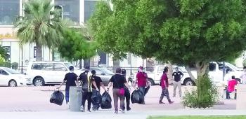 130 فلبينيا يشاركون في تنظيف كورنيش الدمام