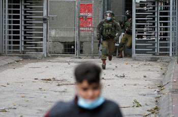 الاحتلال يعتقل 4 فلسطينيين من الخليل