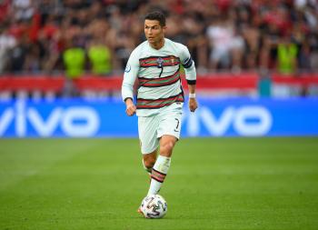 ميسي ورونالدو يغيبان عن القائمة النهائية لجوائز دوري أبطال أوروبا