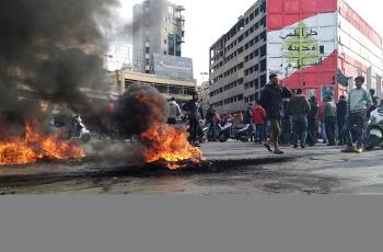 احتجاجات وقطع طرقات في لبنان.. الأزمات المعيشية تتفاقم