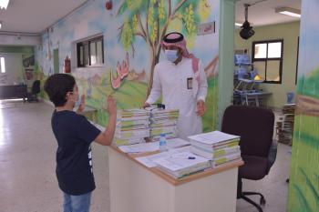 توزيع مليوني مقرر تعليمي لمدارس الشرقية الابتدائية