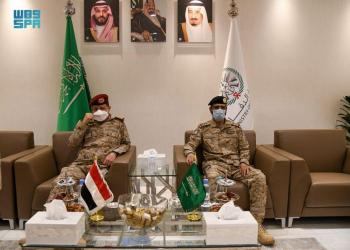 نائب رئيس الأركان يستعرض العمليات العسكرية مع وزير الدفاع اليمني